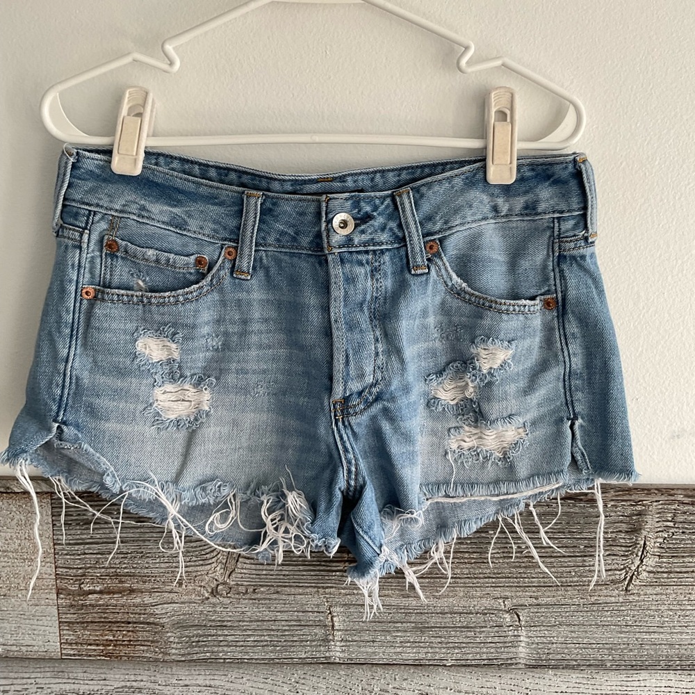 Abercrombie & Fitch light wash distressed raw frayed hem size 28x3